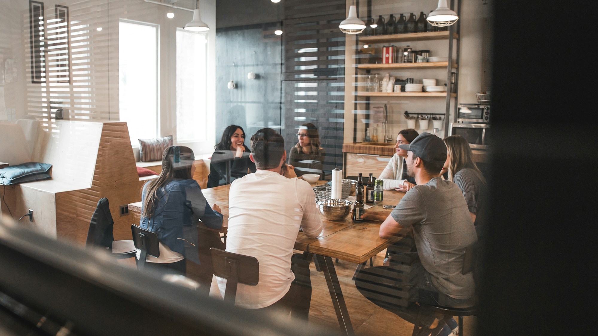 Equipe reunida em ambiente de capacitação corporativa