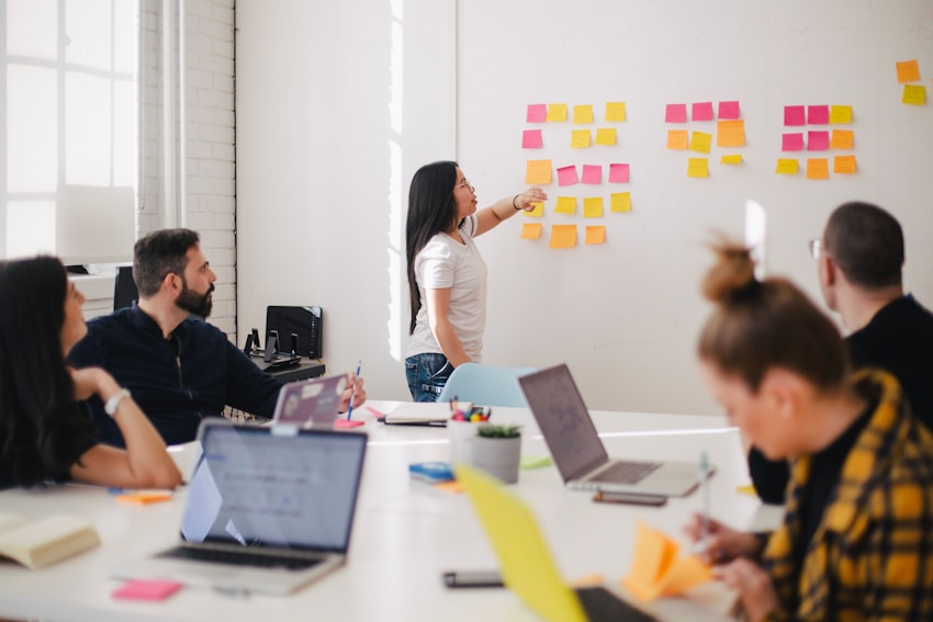 Equipe analisando soluções em conjunto